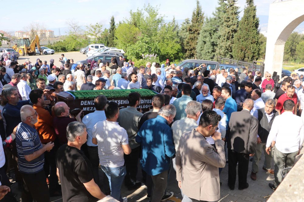 Bayramın ilk günü kazada ölen çift, yan yana toprağa verildi