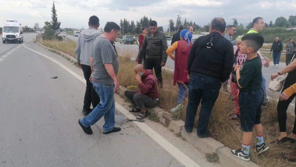 Motosiklet sürücüsü metrelerce sürüklendi