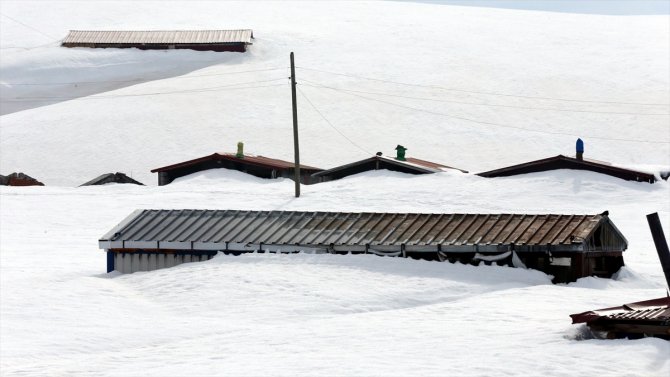 Yayla evleri ilkbaharda kara gömüldü