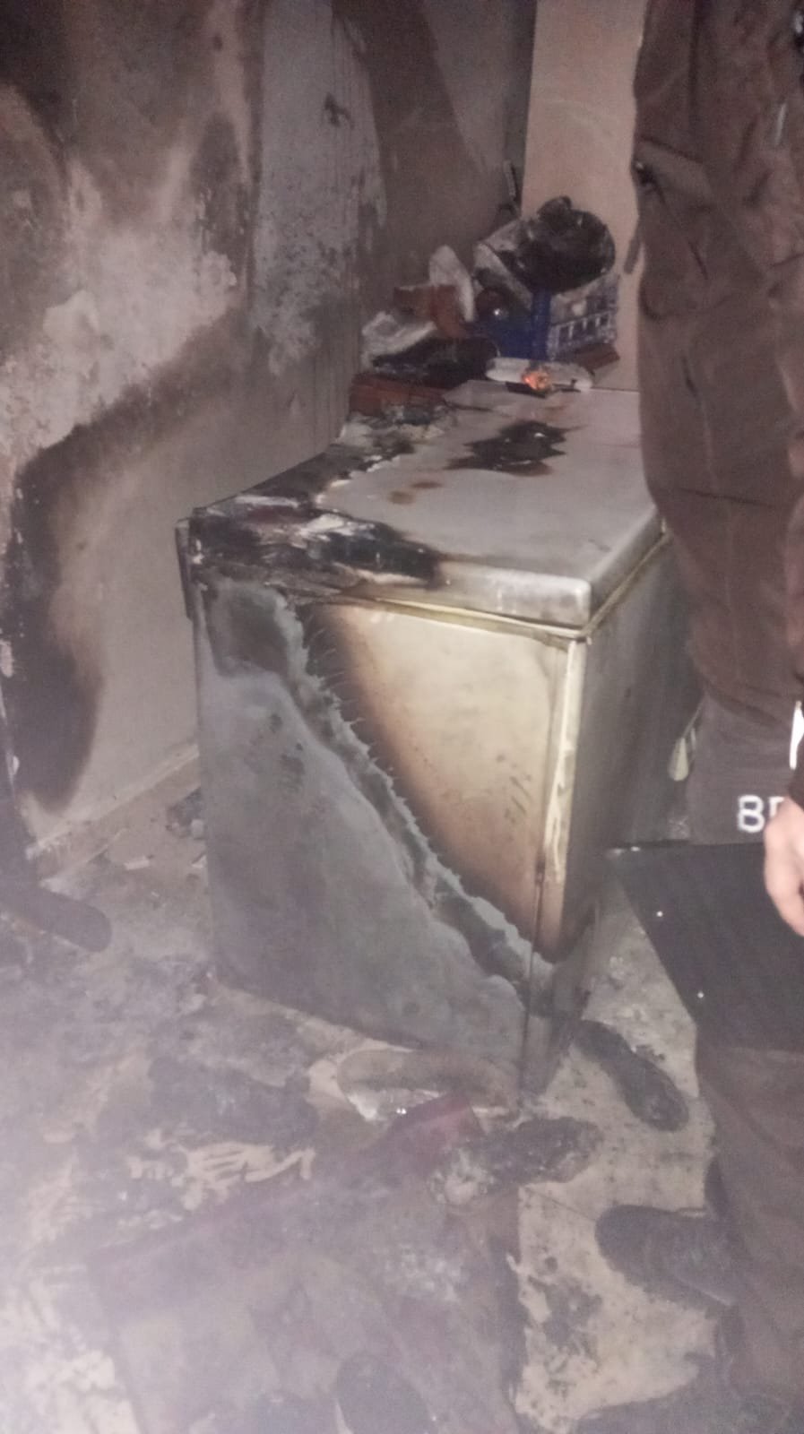 Apartmanın iki kat koridorunu ateşe verdi