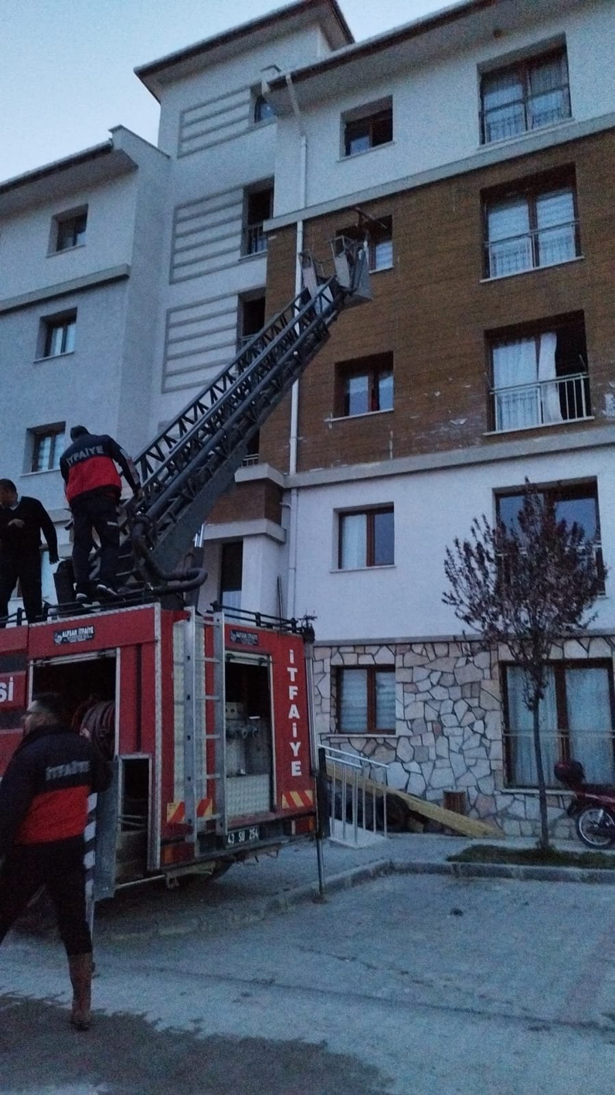 Apartmanın iki kat koridorunu ateşe verdi