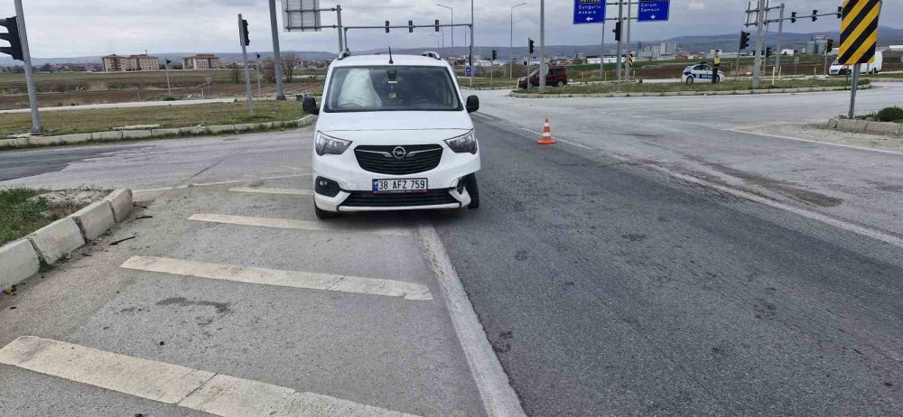 Hafif ticari araç ve otomobil çarpıştı: 5 yaralı