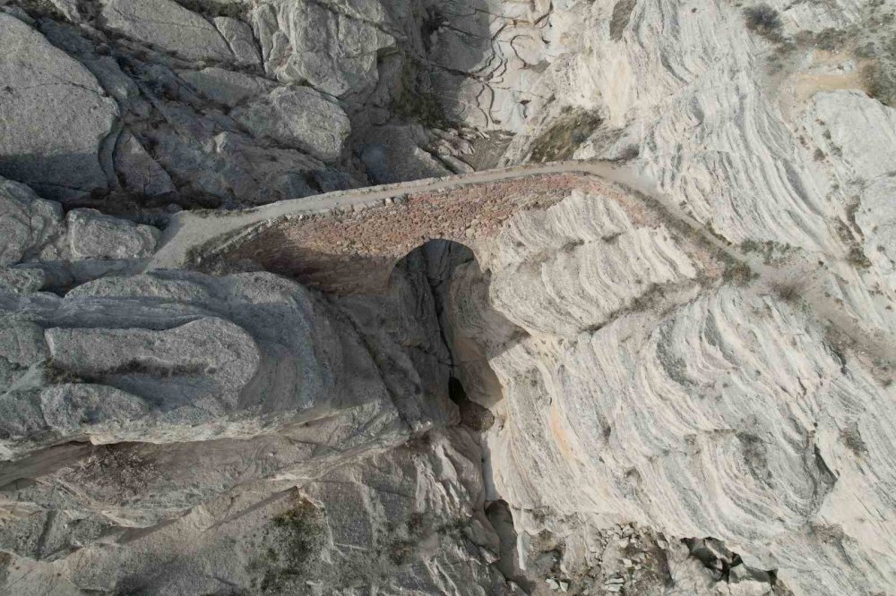 Konya’da 5 bin yıllık mahallede ürküten köprü