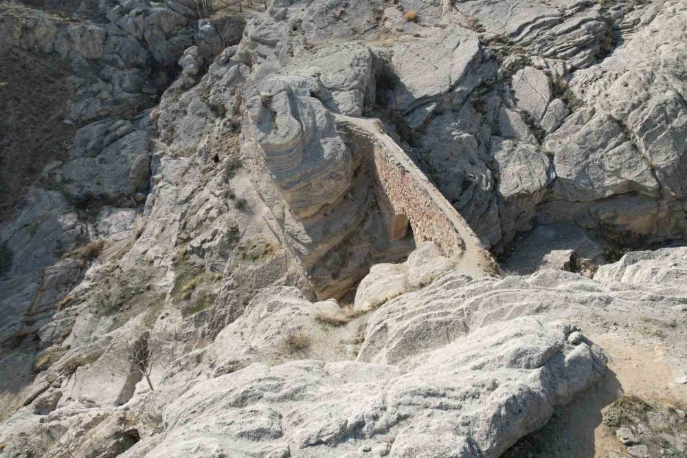 Konya’da 5 bin yıllık mahallede ürküten köprü