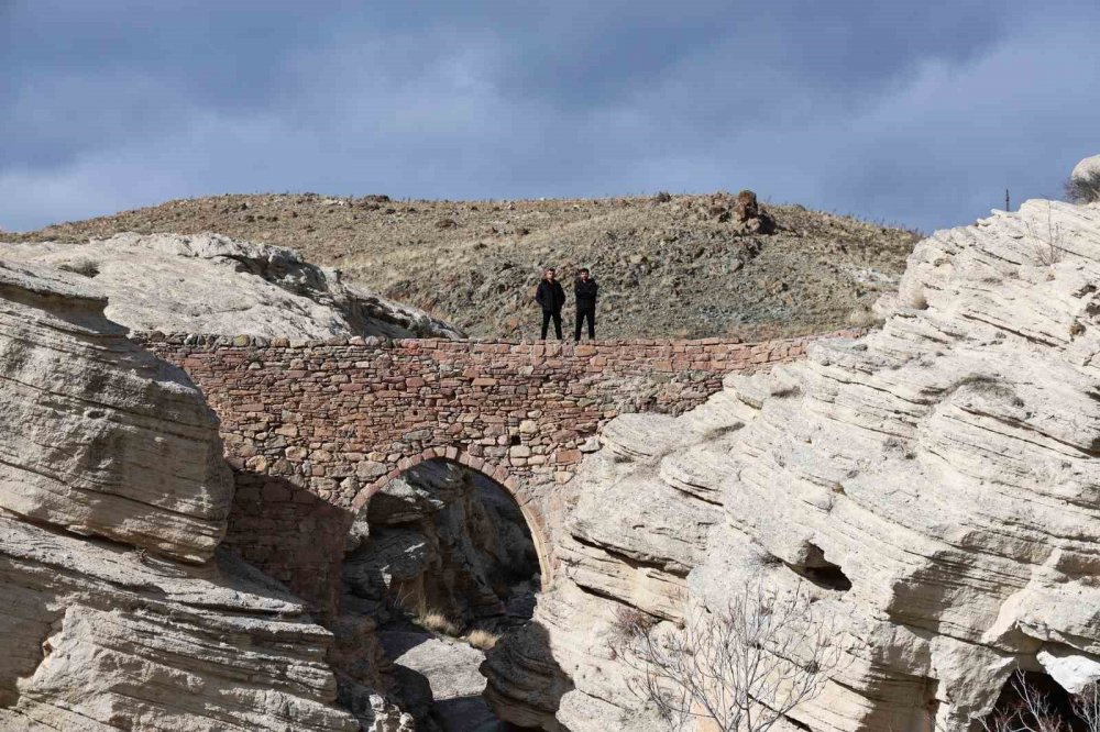 Konya’da 5 bin yıllık mahallede ürküten köprü