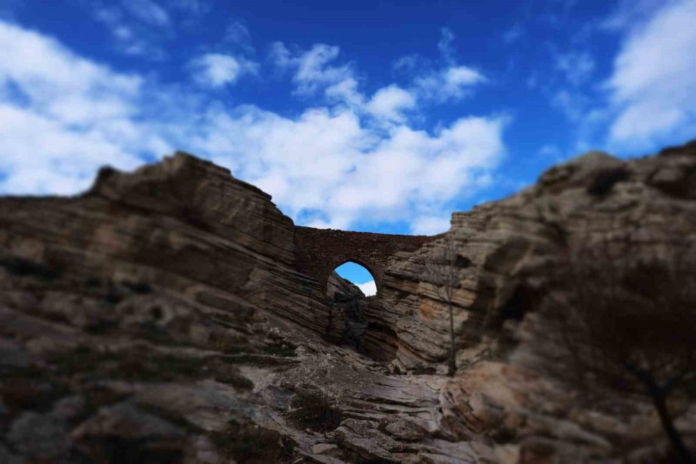 Konya’da 5 bin yıllık mahallede ürküten köprü