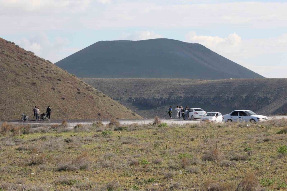 Konya'da bu yer büyük ilgi görüyor! Yoldan geçen aracını durdurup aşağı iniyor
