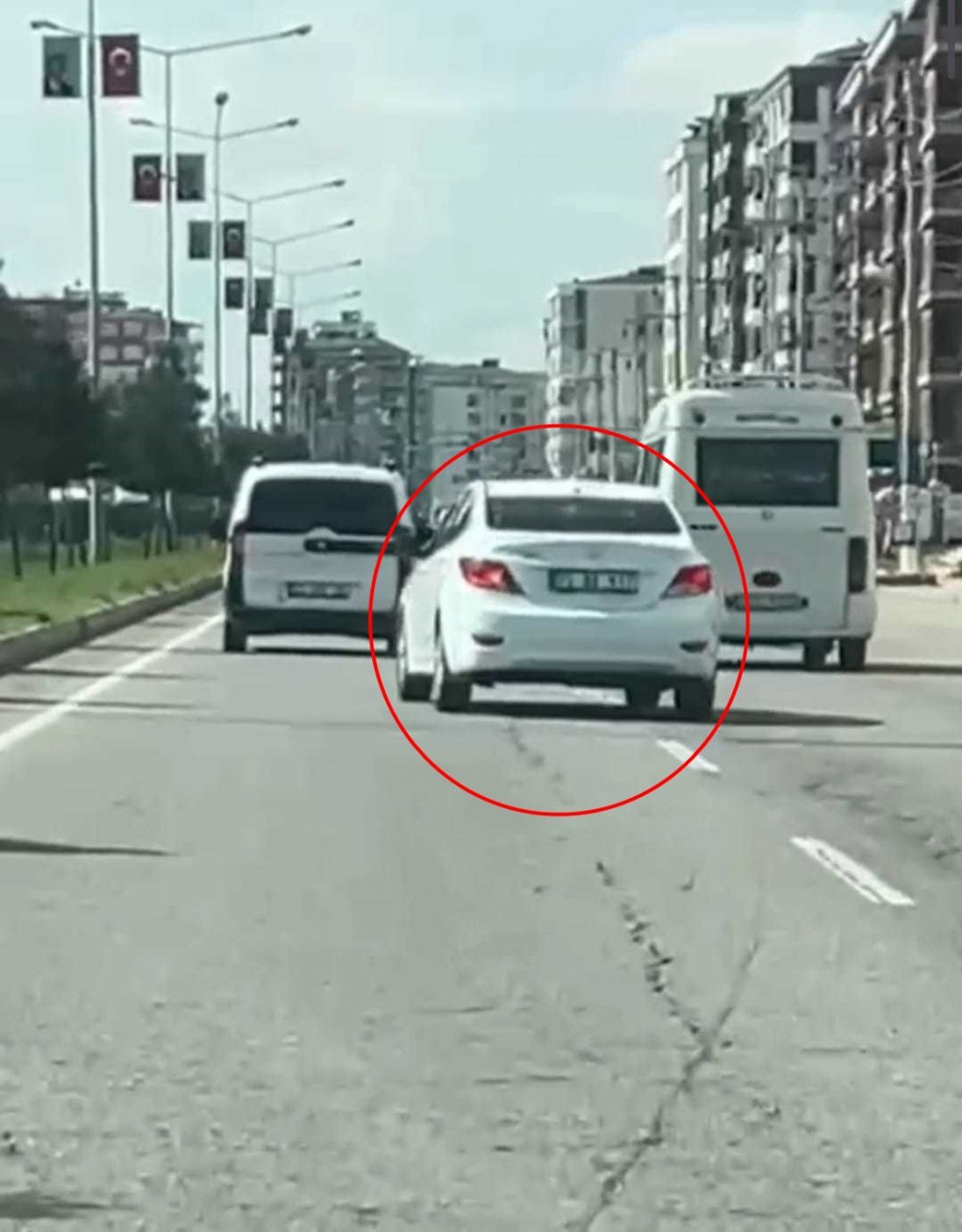 Otomobiliyle makas atan sürücüye büyük ceza