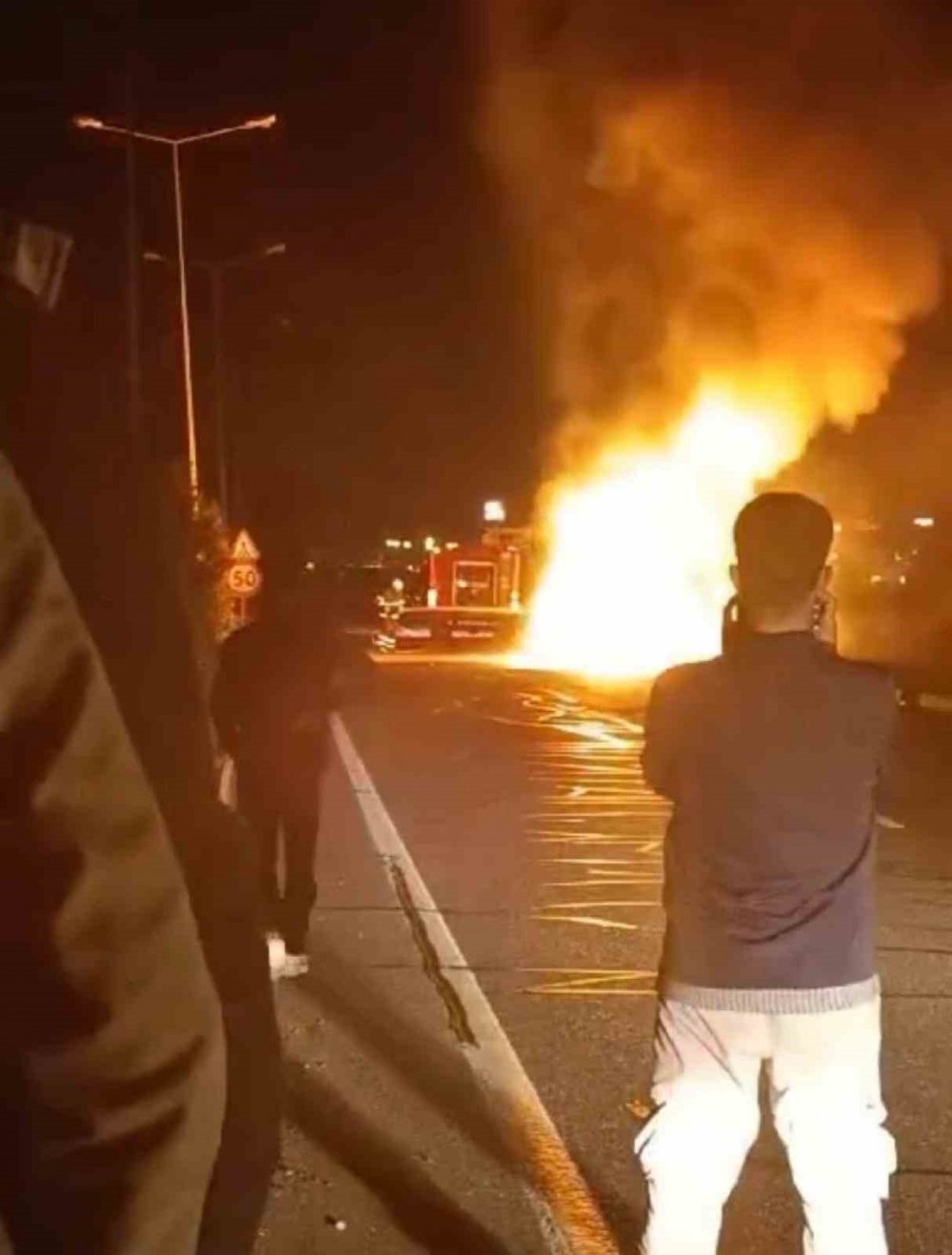 Seyir halindeki otomobil alev topuna döndü