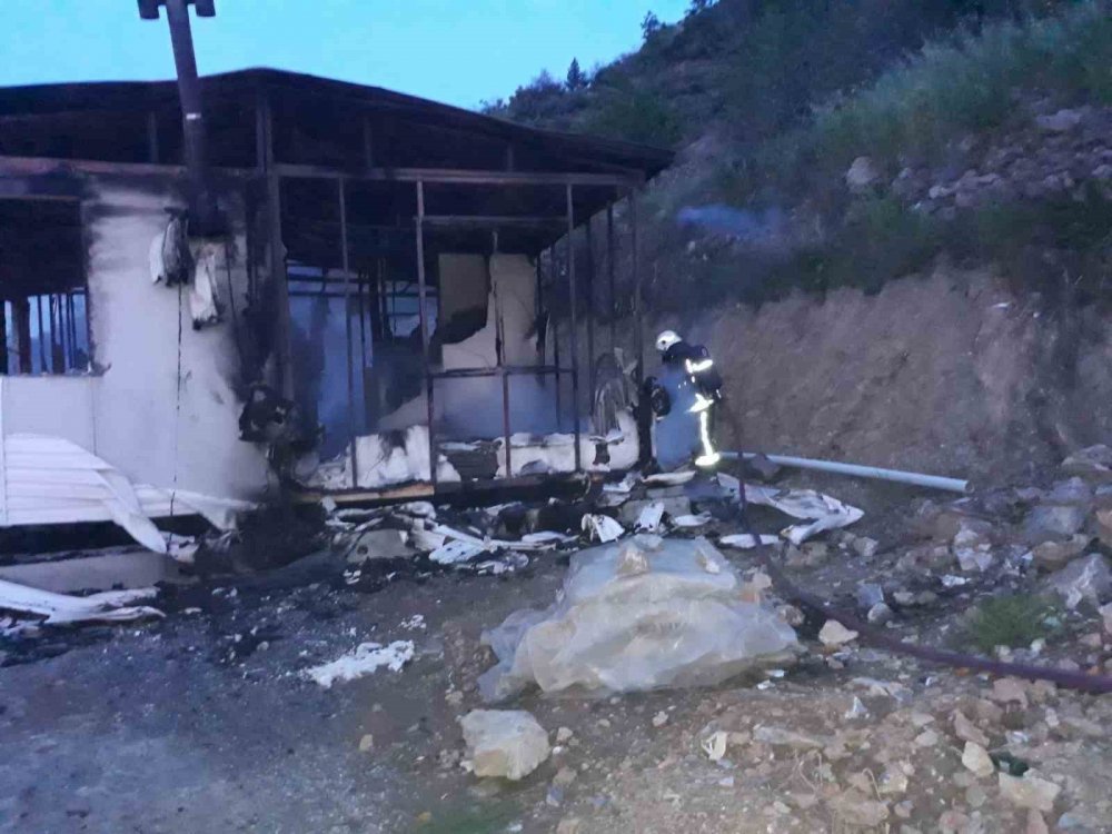 Yangın, müstakil evi kullanılamaz hale getirdi