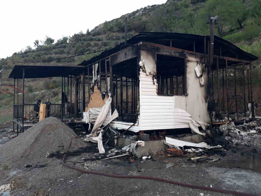 Yangın, müstakil evi kullanılamaz hale getirdi