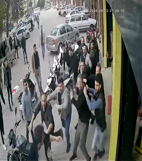 Konya'da trafikte otomobil sürücüsüyle tartışan motosikletli genci 8 kişi dövdü