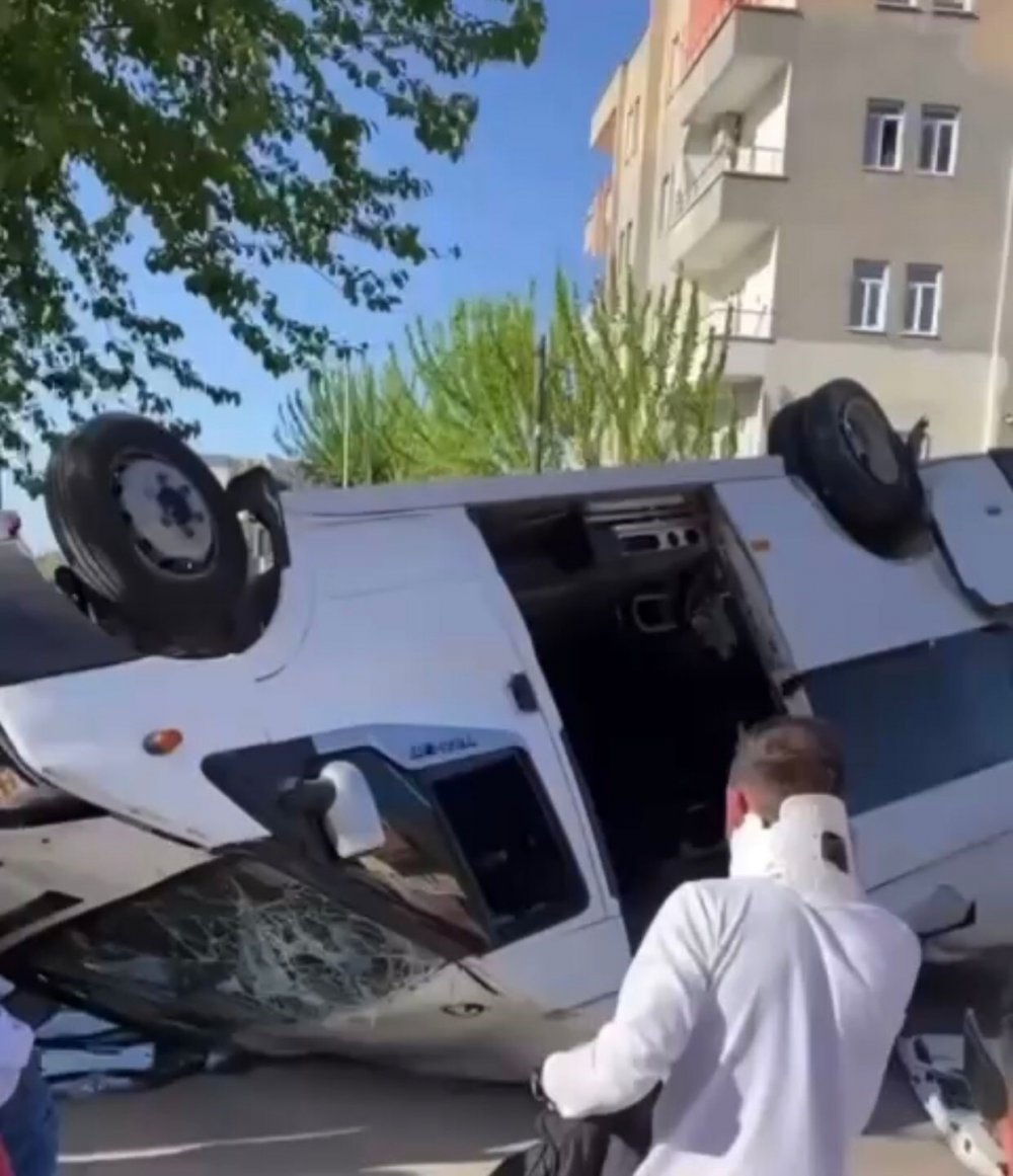 Minibüs ile otomobil çarpıştı: 4 yaralı