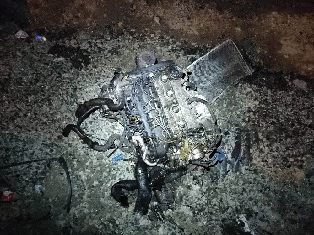 Refüje çarpan otomobilden fırlayan sürücü öldü, yanındaki arkadaşı ağır yaralı