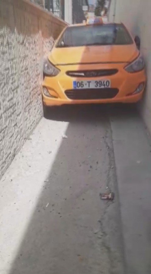 Polisten kaçan taksi sürücüsü 2 duvar arasına sıkıştı