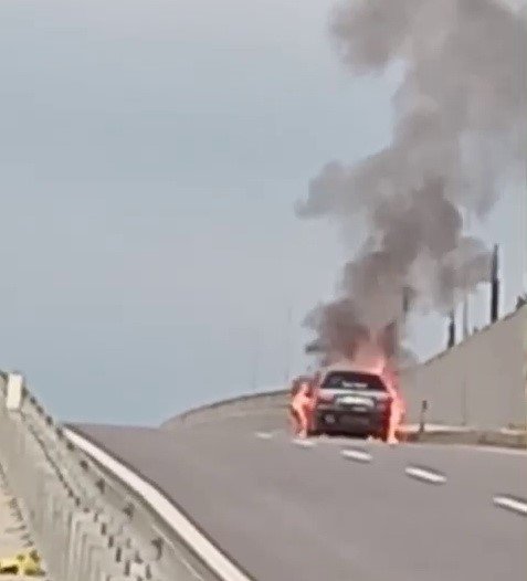 Seyir halindeki otomobil yandı