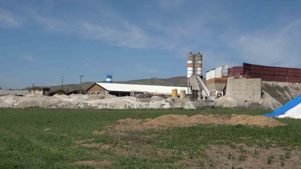 İşçi, forkliftin altında kaldı!