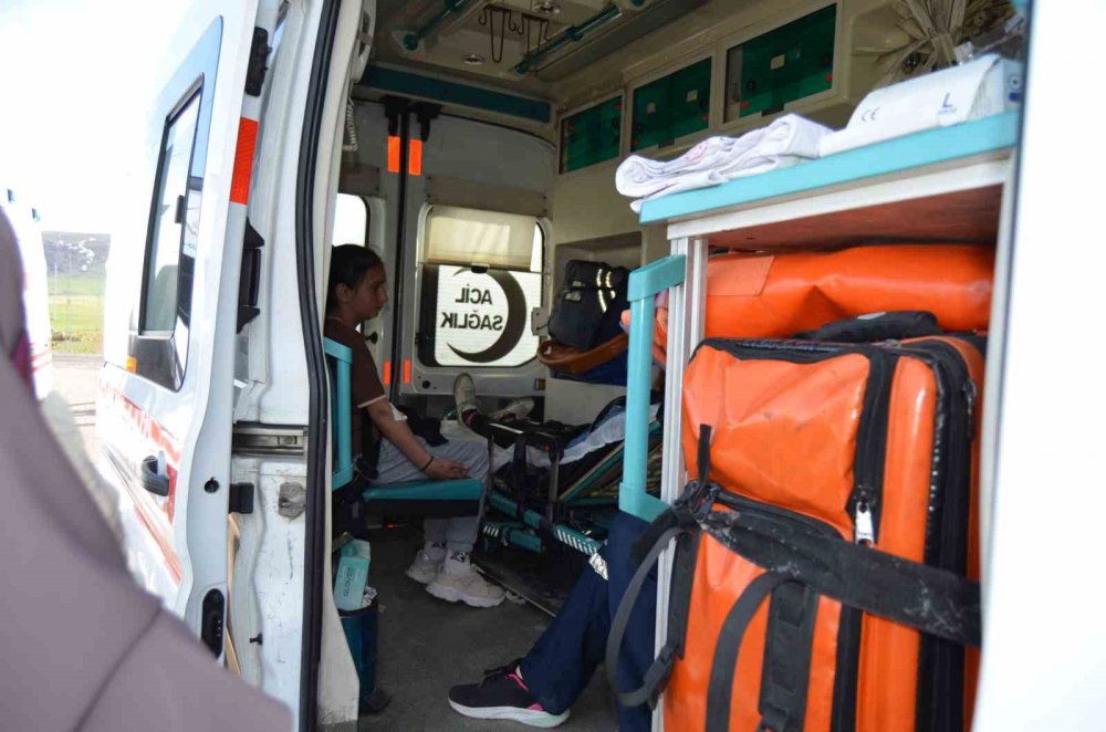 Köy muhtarının aracıyla öğrenci servisi çarpıştı: 10 yaralı