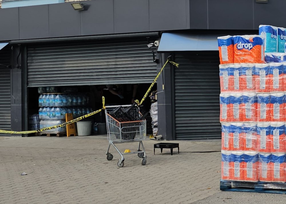 Markette çalışan husumetlisini tabancayla ayaklarından vurdu