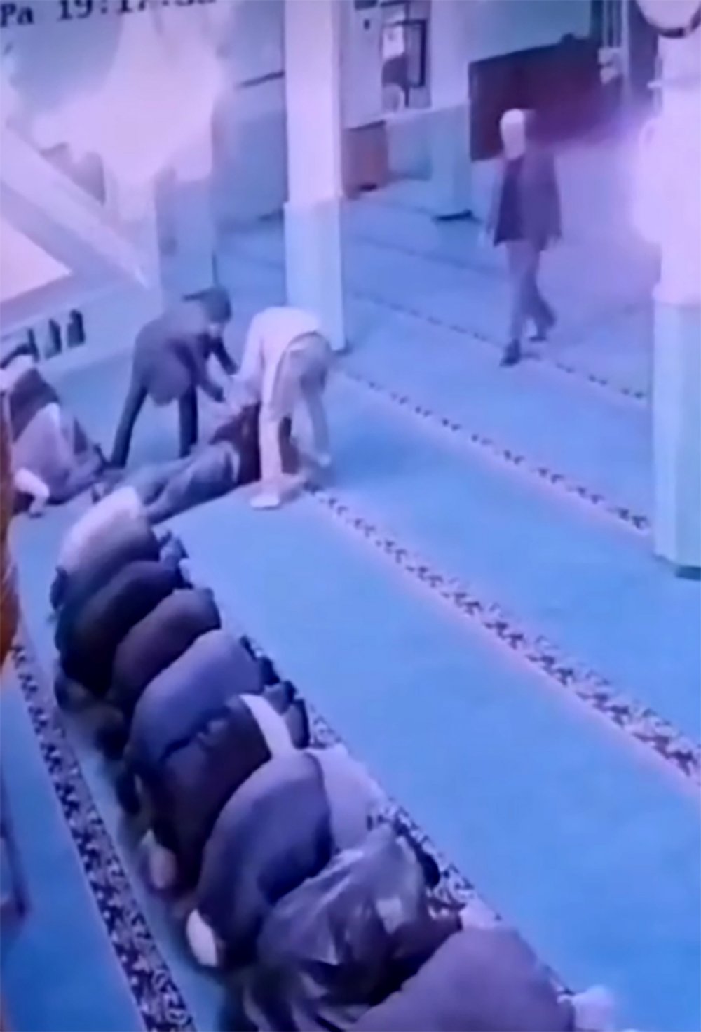 Camide namaz kılarken kalp krizi geçirip, öldü