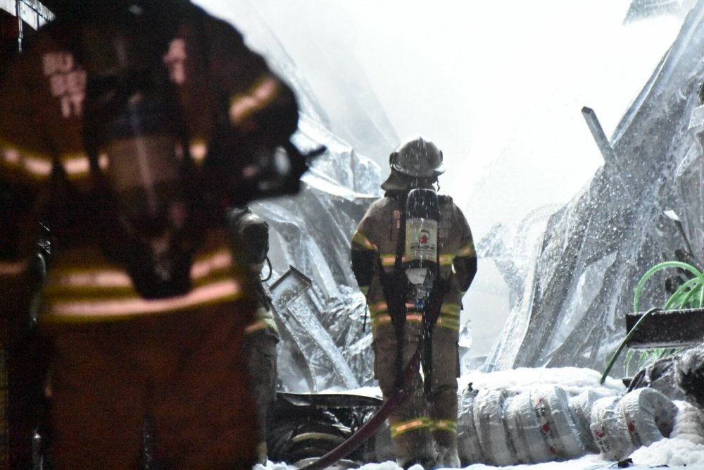 İzmir'de, kaplama fabrikasındaki yangın plastik fabrikasına da sıçradı