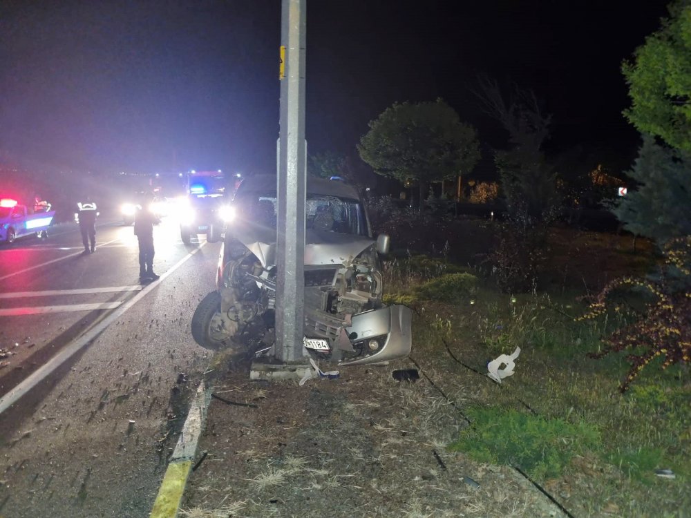 Konya'da araç direğe çarptı! 1 ölü, 2 yaralı