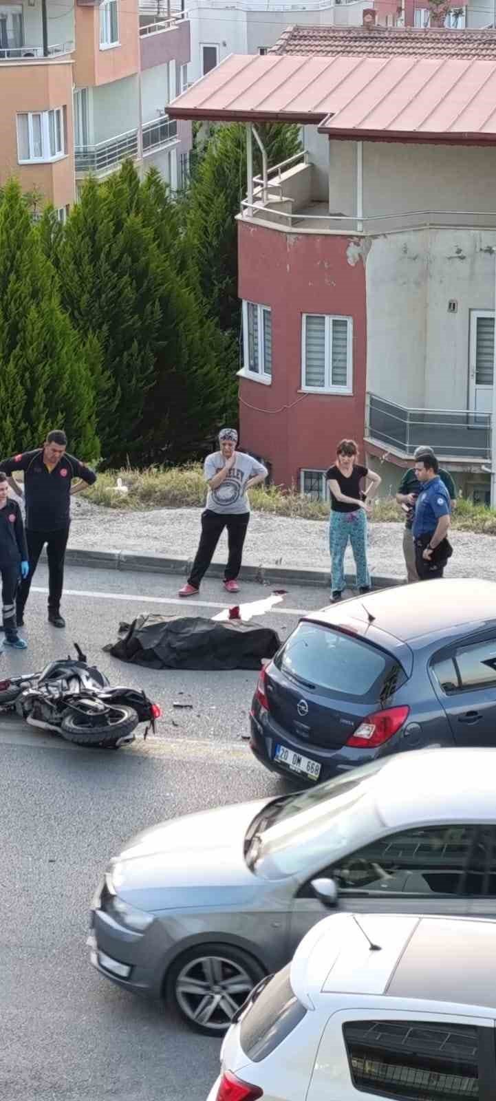 U dönüşü yapan otomobile çarpan motosiklet sürücüsü yaşamını yitirdi