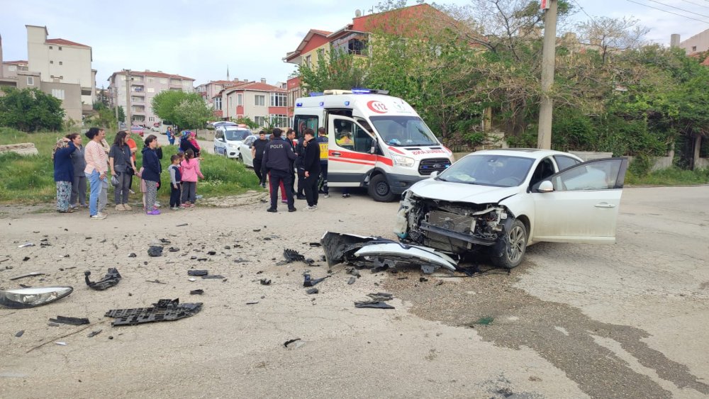 14 yaşındaki çocuk, babasından izinsiz aldığı otomobille 2 araca çarptı: 3 yaralı