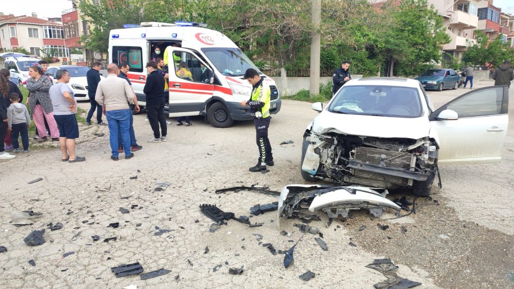 14 yaşındaki çocuk, babasından izinsiz aldığı otomobille 2 araca çarptı: 3 yaralı