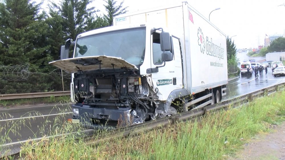 Kamyon ile otomobil çarpıştı: 2 ölü 4 yaralı