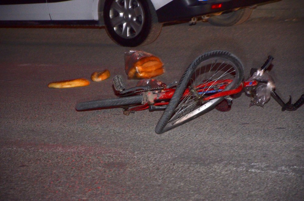 Konya'da otomobilin çarpıp kaçtığı bisiklet sürücüsü öldü; ekmekleri etrafa saçıldı