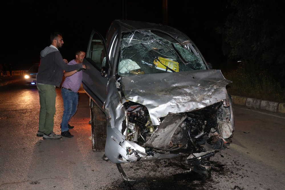 Bariyere çarpıp 17 metreden düşen otomobilde burunları bile kanamadı