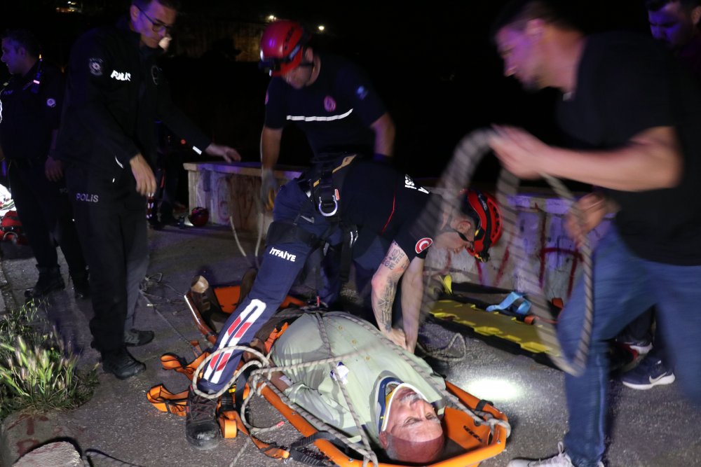 Bariyere çarpıp 17 metreden düşen otomobilde burunları bile kanamadı