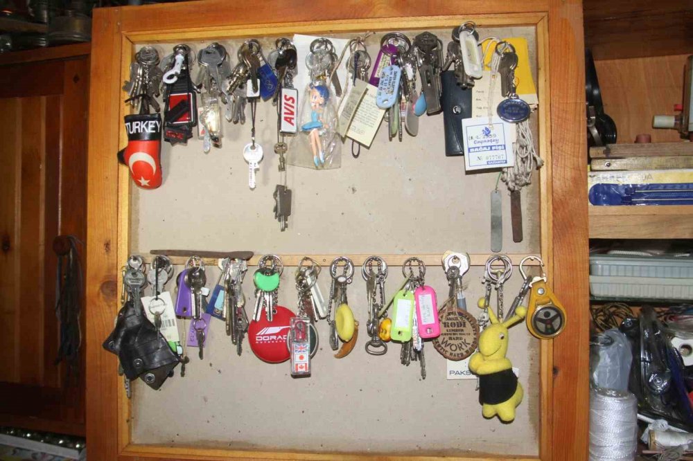 Konya'daki bir baba evini adeta müzeye çevirdi! Dişler, göbek bağları...