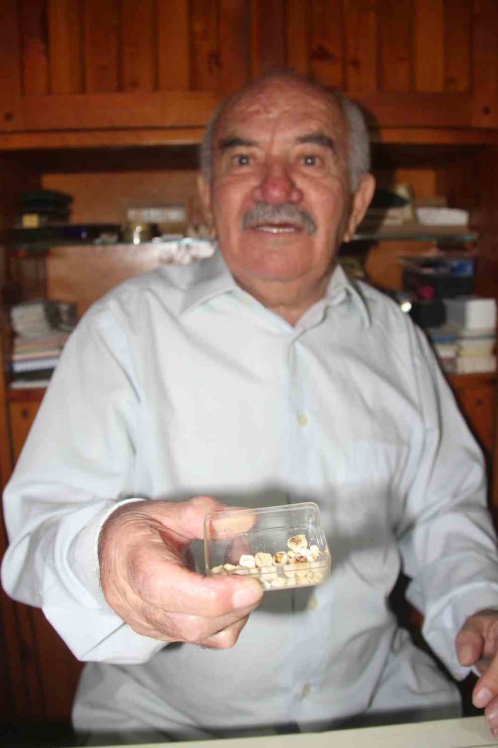 Konya'daki bir baba evini adeta müzeye çevirdi! Dişler, göbek bağları...