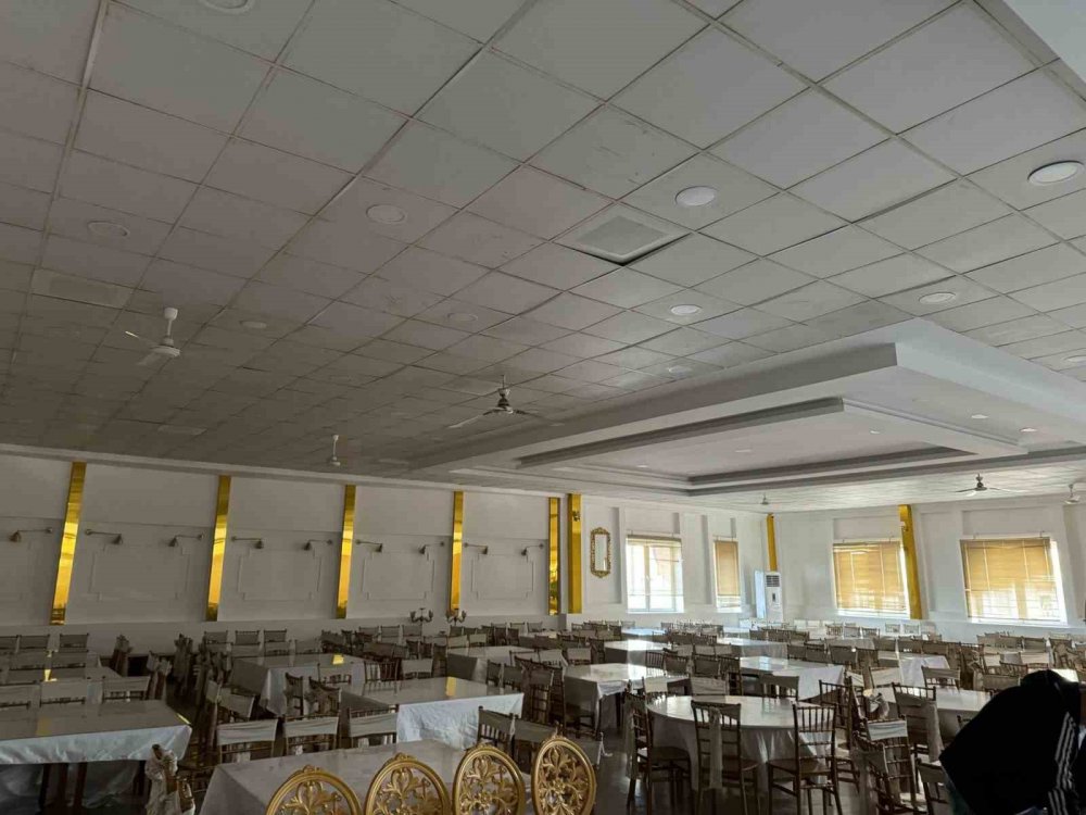 Depremden dolayı düğün salonu tavanı çöktü