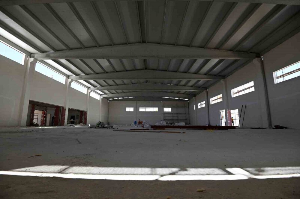 Konya'daki okula spor salonu ve çim saha desteği