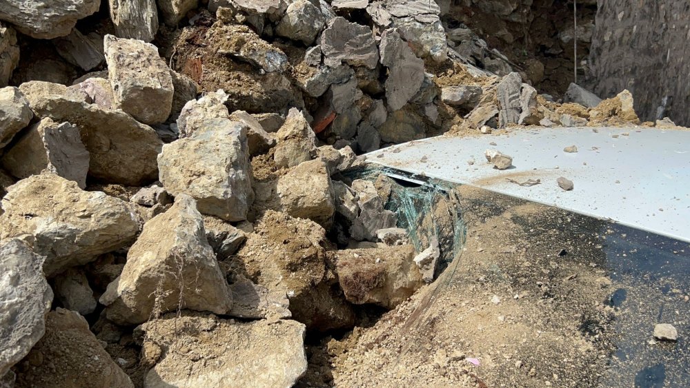 Sitenin duvarı iki otomobilin üzerine çöktü