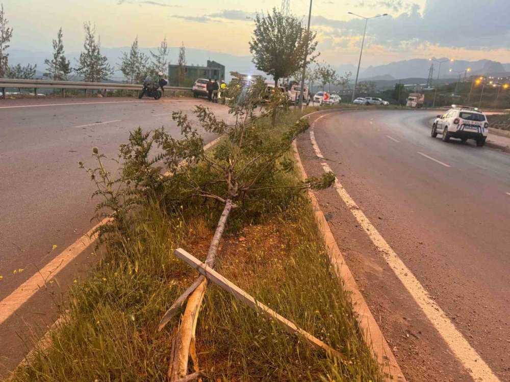 Ticari araç kamyonet ile çarpıştı: 2 ölü, 3 yaralı