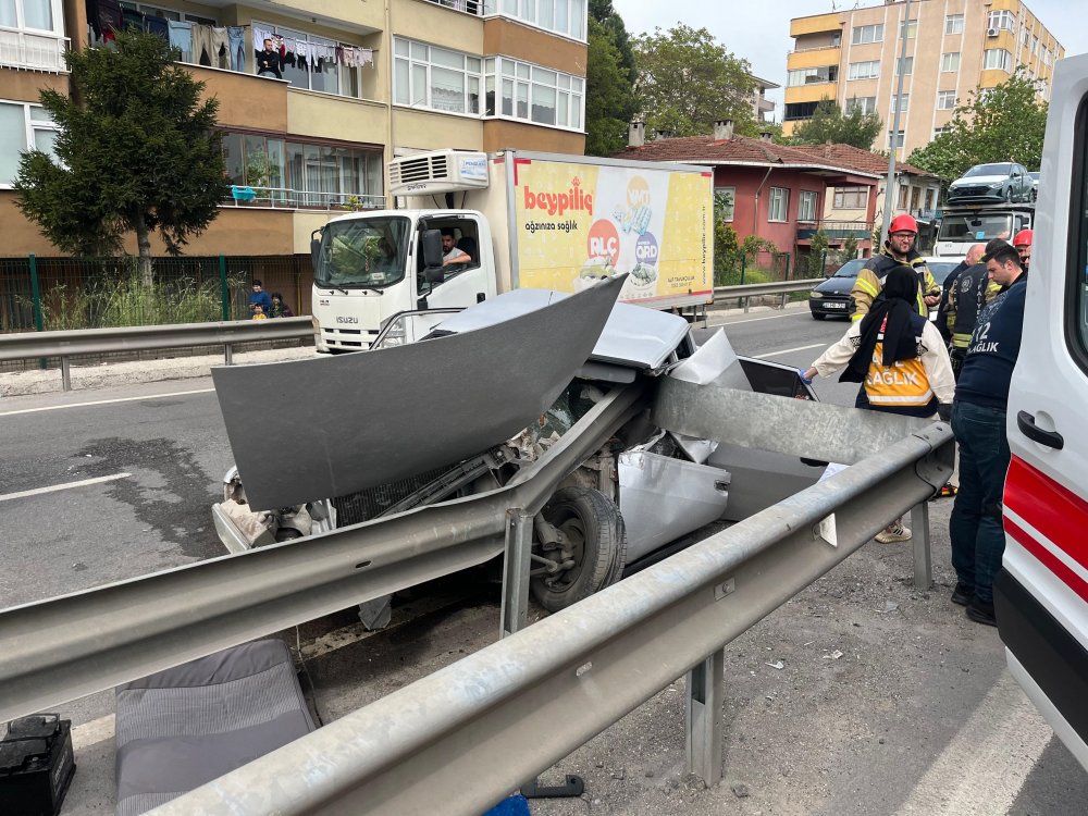Bariyerlere çarpan otomobilin sürücüsü öldü