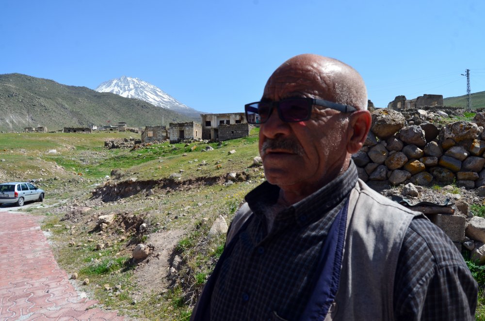 Herkesin terk ettiği köyde tek başına yaşıyor