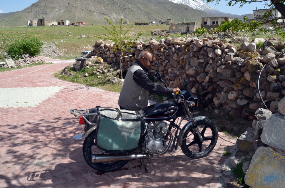 Herkesin terk ettiği köyde tek başına yaşıyor