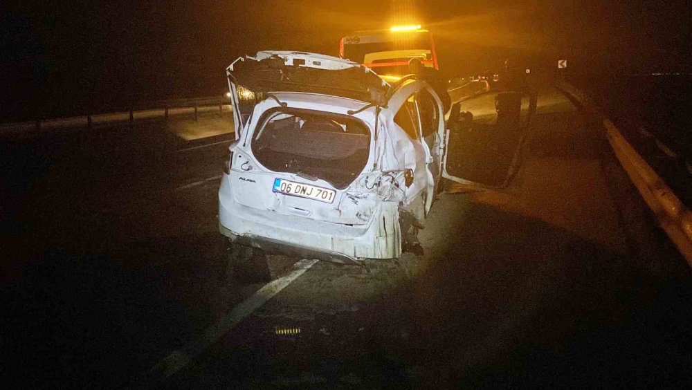 Konya'da bariyerlere çarpan otomobilin motoru yerinden fırladı: 4 yaralı