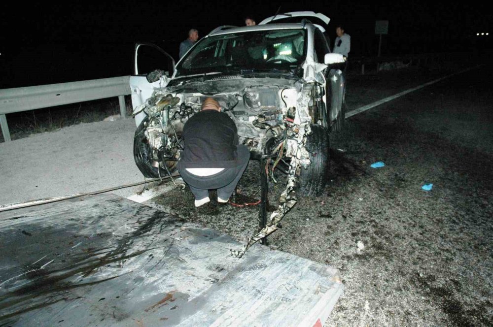 Konya'da bariyerlere çarpan otomobilin motoru yerinden fırladı: 4 yaralı