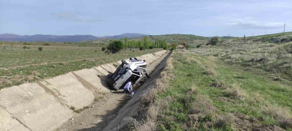 Konya'da otobüsü sollamak isteyen kamyonet sulama kanalına devrildi