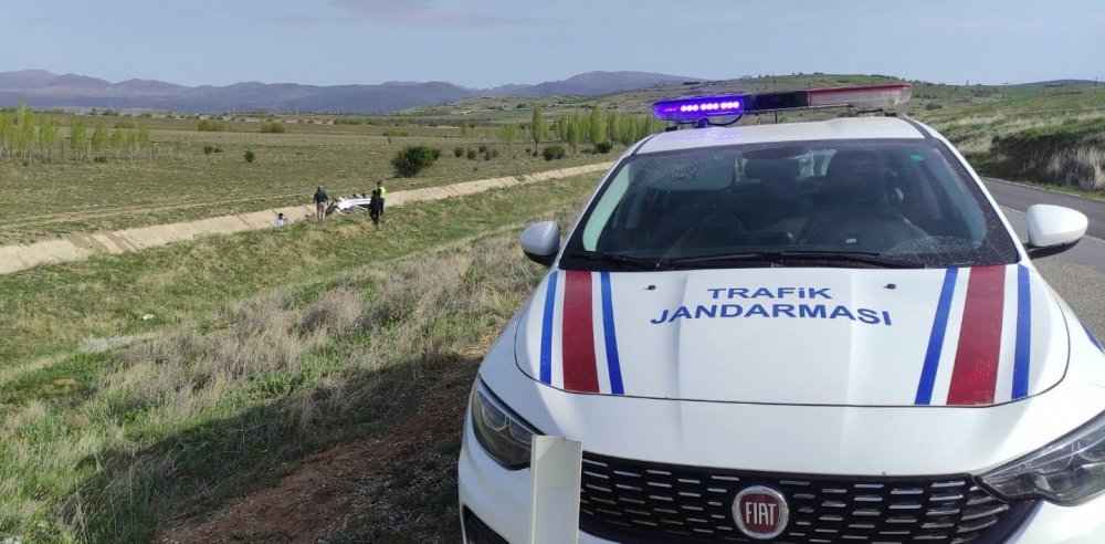 Konya'da otobüsü sollamak isteyen kamyonet sulama kanalına devrildi