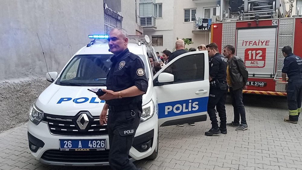 Polisten saklanırken komşusunun balkonunda mahsur kaldı