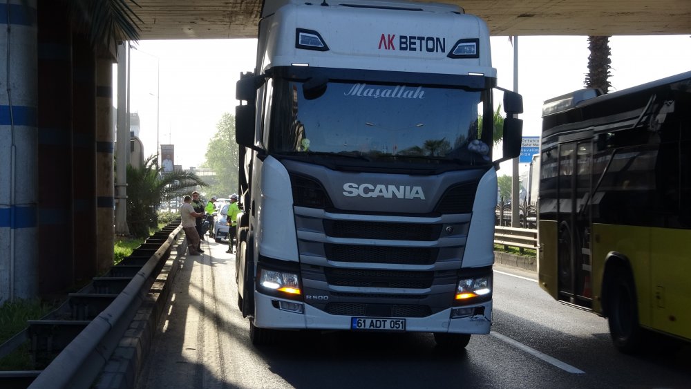 TIR’ın taşıdığı kamyon kasası köprüye çarptı