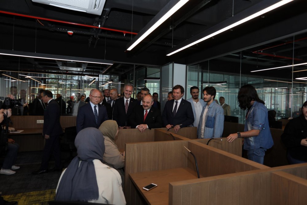 Varank: Milletin nazarında İstiklal Marşı'na, Türk bayrağına saygı duymayanın hiçbir itibarı olmaz