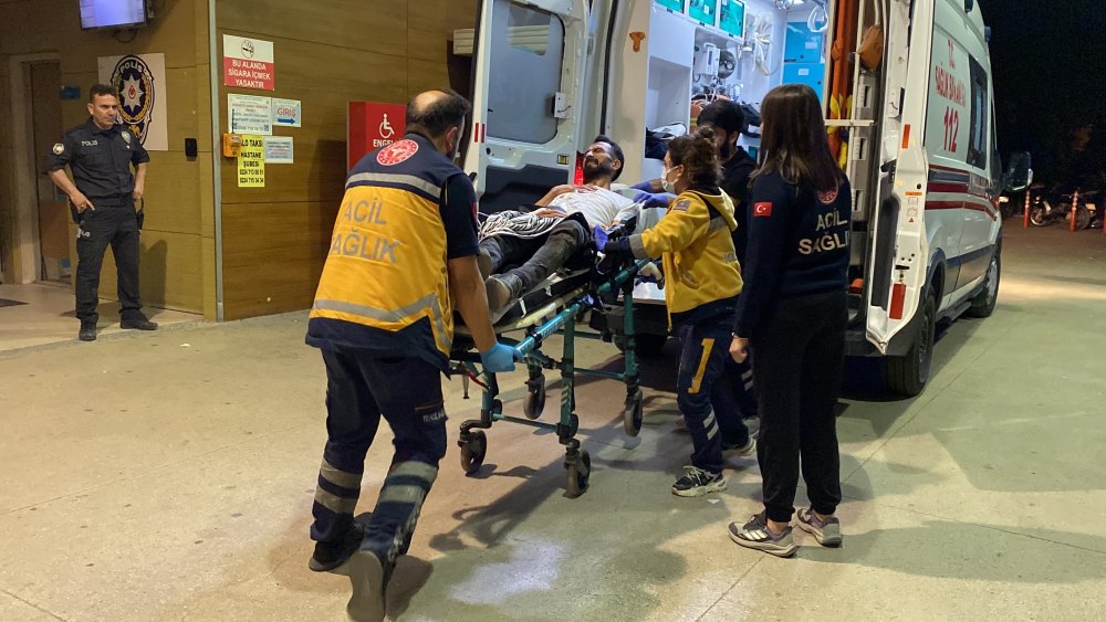 Annesiyle tartışan babasını bıçakladı; kaçarken tabanca ile ateş açıp panik yaşattı